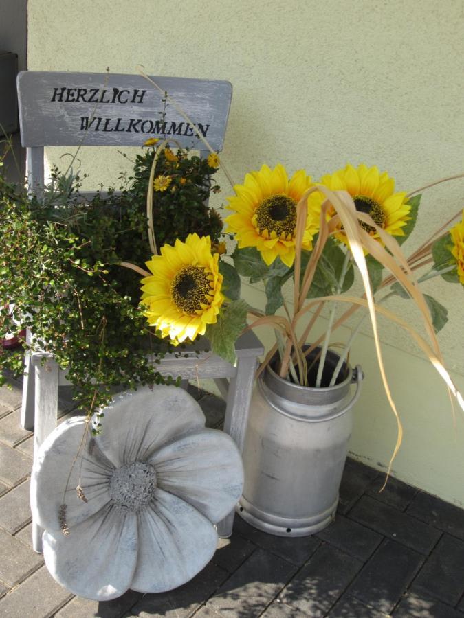 Ferienwohnung Bienwald Mit Pool Fuer 4 - 6 Personen Mit 3 Schlafzimmern Grobitz Exterior foto
